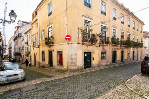 Prédio com 1141 m2 e 3 lojas no Príncipe Real