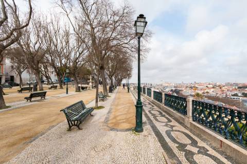 Prédio com 1141 m2 e 3 lojas no Príncipe Real