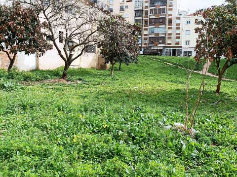 Lote de terreno para construção de 5.051,70 m2, em Benfica, Lisboa