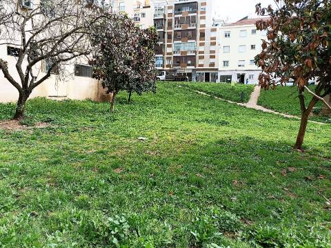 Lote de terreno para construção de 5.051,70 m2, em Benfica, Lisboa