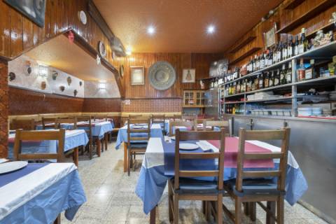 Prédio com 3 frações no coração de São Bento