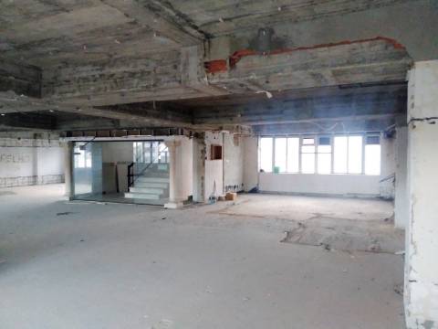 Espaço comercial, em 3º piso de prédio na Amadora