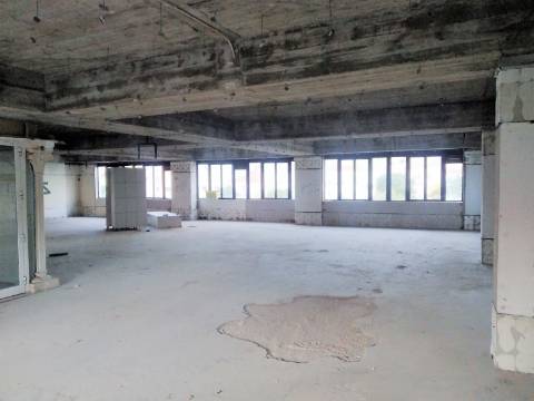 Espaço comercial, em 3º piso de prédio na Amadora