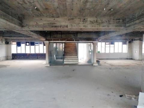 Espaço comercial, em 3º piso de prédio na Amadora