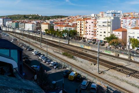 Espaço comercial, em 3º piso de prédio na Amadora