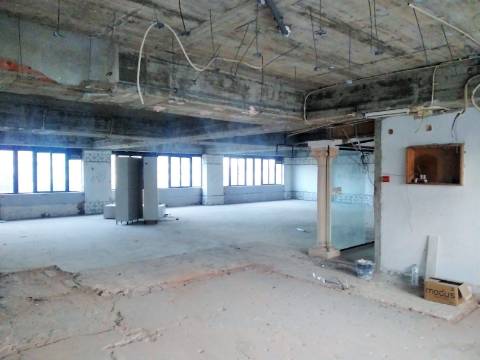 Espaço comercial, em 3º piso de prédio na Amadora