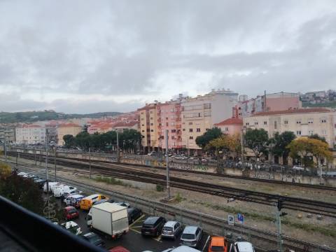 Espaço comercial, em 3º piso de prédio na Amadora