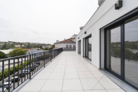Penthouse T3 a estrear, com Terraço de 120 m2, vista 360º, e 2 Lugares de Garagem, bem no Coração da Lourinhã.