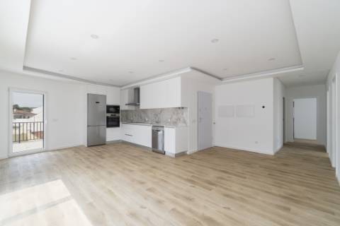 Penthouse T3 a estrear, com Terraço de 120 m2, vista 360º, e 2 Lugares de Garagem, bem no Coração da Lourinhã.