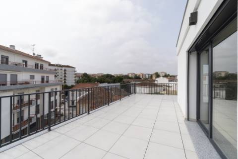 Penthouse T3 a estrear, com Terraço de 120 m2, vista 360º, e 2 Lugares de Garagem, bem no Coração da Lourinhã.