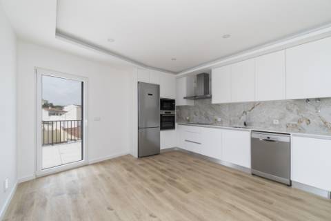 Penthouse T3 a estrear, com Terraço de 120 m2, vista 360º, e 2 Lugares de Garagem, bem no Coração da Lourinhã.