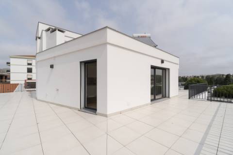 Penthouse T3 a estrear, com Terraço de 120 m2, vista 360º, e 2 Lugares de Garagem, bem no Coração da Lourinhã.