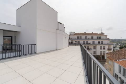 Penthouse T3 a estrear, com Terraço de 120 m2, vista 360º, e 2 Lugares de Garagem, bem no Coração da Lourinhã.