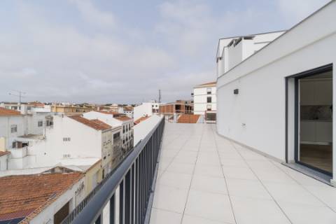 Penthouse T3 a estrear, com Terraço de 120 m2, vista 360º, e 2 Lugares de Garagem, bem no Coração da Lourinhã.