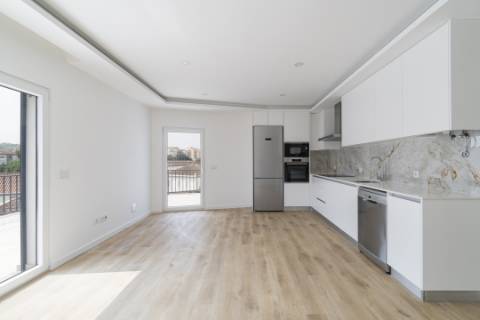 Penthouse T3 a estrear, com Terraço de 120 m2, vista 360º, e 2 Lugares de Garagem, bem no Coração da Lourinhã.