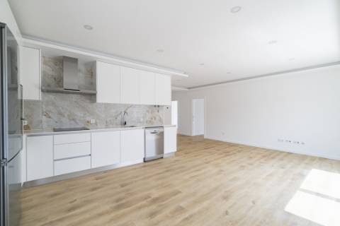 Penthouse T3 a estrear, com Terraço de 120 m2, vista 360º, e 2 Lugares de Garagem, bem no Coração da Lourinhã.