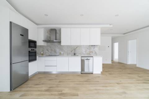 Penthouse T3 a estrear, com Terraço de 120 m2, vista 360º, e 2 Lugares de Garagem, bem no Coração da Lourinhã.