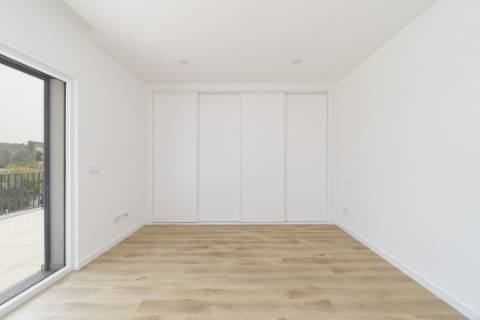 Penthouse T3 a estrear, com Terraço de 120 m2, vista 360º, e 2 Lugares de Garagem, bem no Coração da Lourinhã.