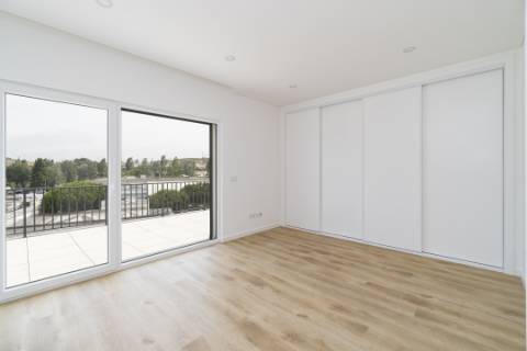 Penthouse T3 a estrear, com Terraço de 120 m2, vista 360º, e 2 Lugares de Garagem, bem no Coração da Lourinhã.