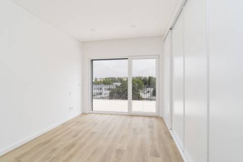 Penthouse T3 a estrear, com Terraço de 120 m2, vista 360º, e 2 Lugares de Garagem, bem no Coração da Lourinhã.