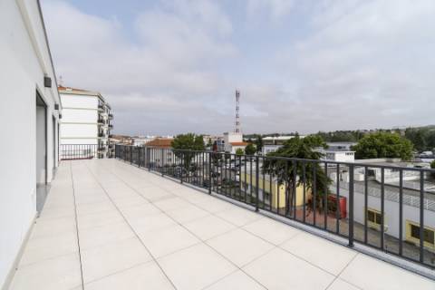 Penthouse T3 a estrear, com Terraço de 120 m2, vista 360º, e 2 Lugares de Garagem, bem no Coração da Lourinhã.
