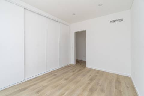 Penthouse T3 a estrear, com Terraço de 120 m2, vista 360º, e 2 Lugares de Garagem, bem no Coração da Lourinhã.