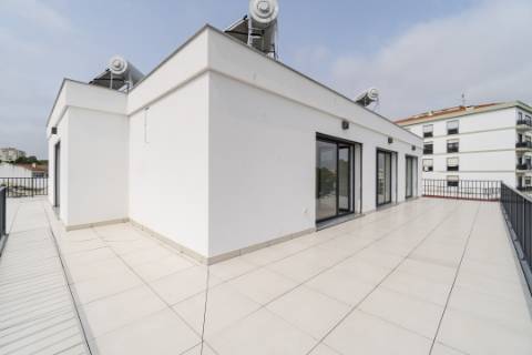 Penthouse T3 a estrear, com Terraço de 120 m2, vista 360º, e 2 Lugares de Garagem, bem no Coração da Lourinhã.