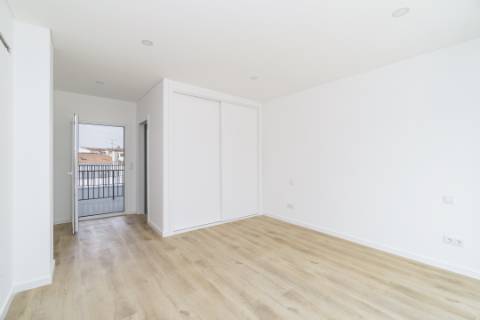 Penthouse T3 a estrear, com Terraço de 120 m2, vista 360º, e 2 Lugares de Garagem, bem no Coração da Lourinhã.