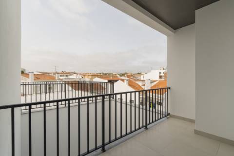 Penthouse T3 a estrear, com Terraço de 120 m2, vista 360º, e 2 Lugares de Garagem, bem no Coração da Lourinhã.