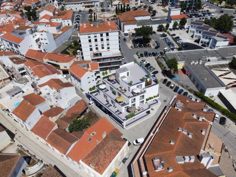 Penthouse T3 a estrear, com Terraço de 120 m2, vista 360º, e 2 Lugares de Garagem, bem no Coração da Lourinhã.