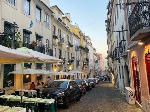 Apartamento T3 renovado no Bairro Alto em Lisboa- INVESTIDORES