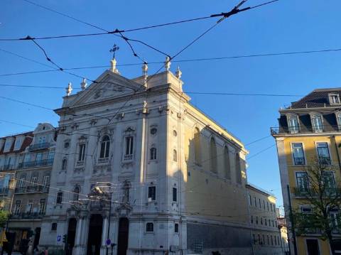 Apartamento T3 renovado no Bairro Alto em Lisboa- INVESTIDORES