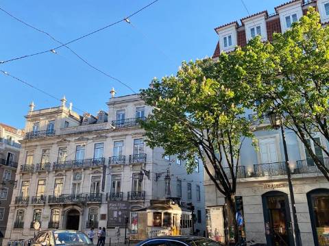 Apartamento T3 renovado no Bairro Alto em Lisboa- INVESTIDORES
