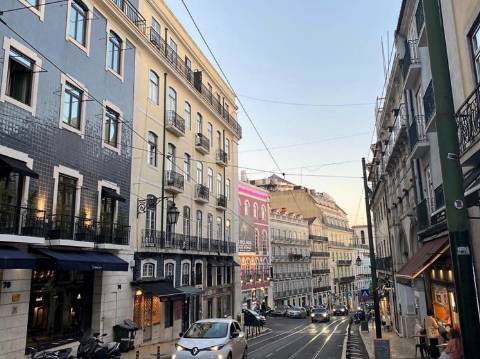 Apartamento T3 renovado no Bairro Alto em Lisboa- INVESTIDORES