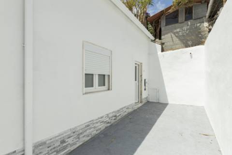 Atenção Investidores: 2 Moradias interligadas com logradouro, 9 quartos, Rentabilidade Garantida de 7,5%, Junto ao Polo Universitário da Ajuda