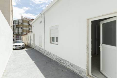 Atenção Investidores: 2 Moradias interligadas com logradouro, 9 quartos, Rentabilidade Garantida de 7,5%, Junto ao Polo Universitário da Ajuda