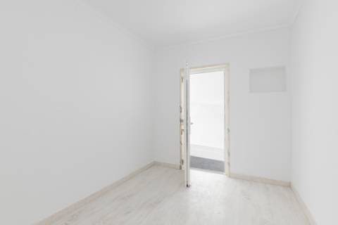 Atenção Investidores: 2 Moradias interligadas com logradouro, 9 quartos, Rentabilidade Garantida de 7,5%, Junto ao Polo Universitário da Ajuda