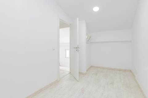 Atenção Investidores: 2 Moradias interligadas com logradouro, 9 quartos, Rentabilidade Garantida de 7,5%, Junto ao Polo Universitário da Ajuda