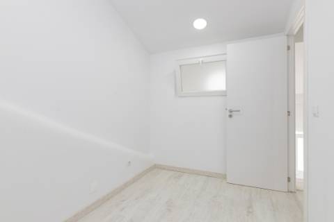 Atenção Investidores: 2 Moradias interligadas com logradouro, 9 quartos, Rentabilidade Garantida de 7,5%, Junto ao Polo Universitário da Ajuda