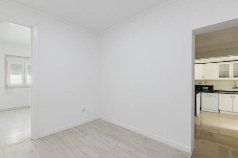 Atenção Investidores: 2 Moradias interligadas com logradouro, 9 quartos, Rentabilidade Garantida de 7,5%, Junto ao Polo Universitário da Ajuda