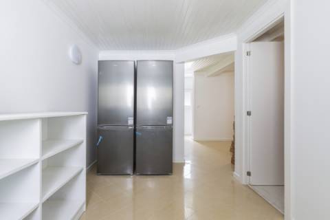 Atenção Investidores: 2 Moradias interligadas com logradouro, 9 quartos, Rentabilidade Garantida de 7,5%, Junto ao Polo Universitário da Ajuda