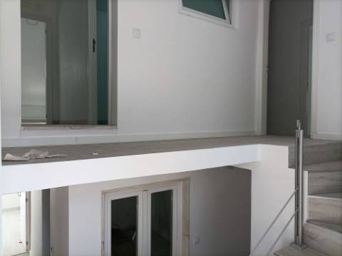 Atenção Investidores: 2 Moradias interligadas com logradouro, 9 quartos, Rentabilidade Garantida de 7,5%, Junto ao Polo Universitário da Ajuda