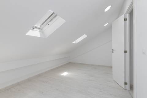 Atenção Investidores: 2 Moradias interligadas com logradouro, 9 quartos, Rentabilidade Garantida de 7,5%, Junto ao Polo Universitário da Ajuda