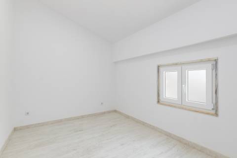 Atenção Investidores: 2 Moradias interligadas com logradouro, 9 quartos, Rentabilidade Garantida de 7,5%, Junto ao Polo Universitário da Ajuda