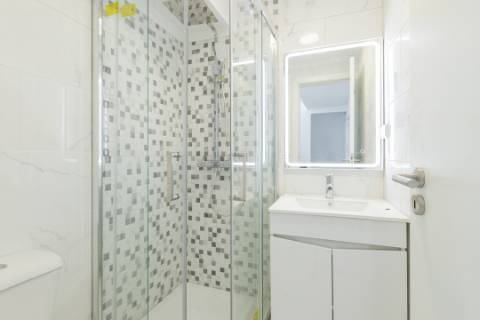 Atenção Investidores: 2 Moradias interligadas com logradouro, 9 quartos, Rentabilidade Garantida de 7,5%, Junto ao Polo Universitário da Ajuda