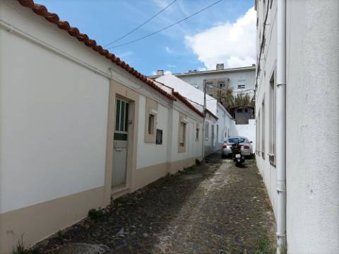 Atenção Investidores: 2 Moradias interligadas com logradouro, 9 quartos, Rentabilidade Garantida de 7,5%, Junto ao Polo Universitário da Ajuda