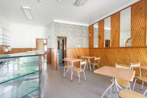 Restaurante na Charneca da Caparica pronto a funcionar