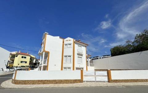 Moradia T3 com terraço e logradouro no centro da Ericeira