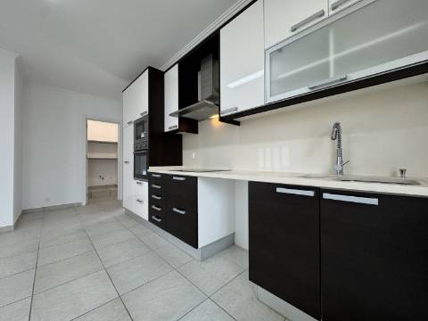 Moradia T3 com terraço e logradouro no centro da Ericeira