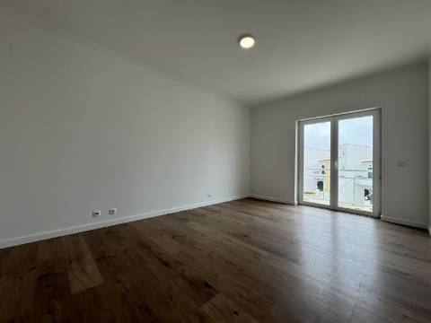 Moradia T3 com terraço e logradouro no centro da Ericeira